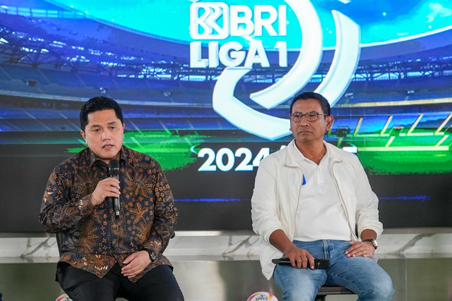 Ketua Umum PSSI Erick Thohir (kiri) dan Wakil Direktur Utama BRI Catur Budi Harto (kanan) pada press conference BRI Liga 1 musim 2024 – 2025 di BRILian Center, Jakarta (06/08/2024). Foto: Dok. BRI