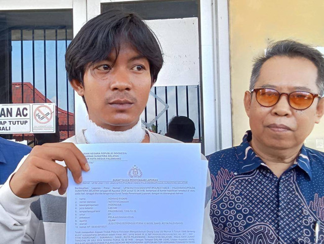 Mahasiswa di Palembang Achmad Fiqkri  seusai membuat laporan ke SPKT Polrestabes Palembang usai terjerat kabel fiber optik yang menjuntai dari tiang listrik, Foto : Ist