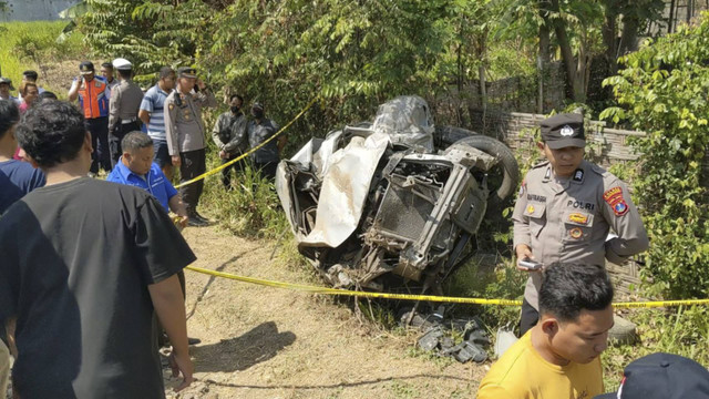 Mobil Toyota Avanza usai tertabrak Kereta Api Desa Plosokandang, Tulungagung, Selasa (6/8/2024). Foto: Dok. Polres Tulungagung