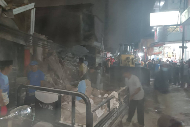 Proses pembersihan puing-puing rumah yang ambruk  oleh petugas BPBD dan warga di Jalan Sampora, Kecamatan Sukamenak, Kabupaten Bandung, pada Selasa (6/8/2024).  Foto: Robby Bounceu/kumparan