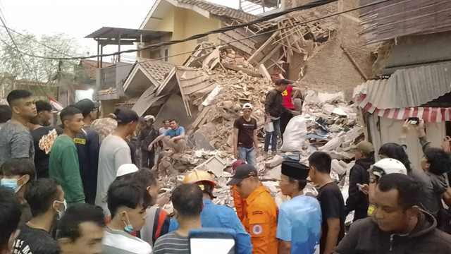 Sejumlah warga tengah mengevakuasi puing-puing bangunan rumah 3 lantai yang roboh di Margahayu, Kabupaten Bandung, Selasa (6/8/2024). Foto: kumparan