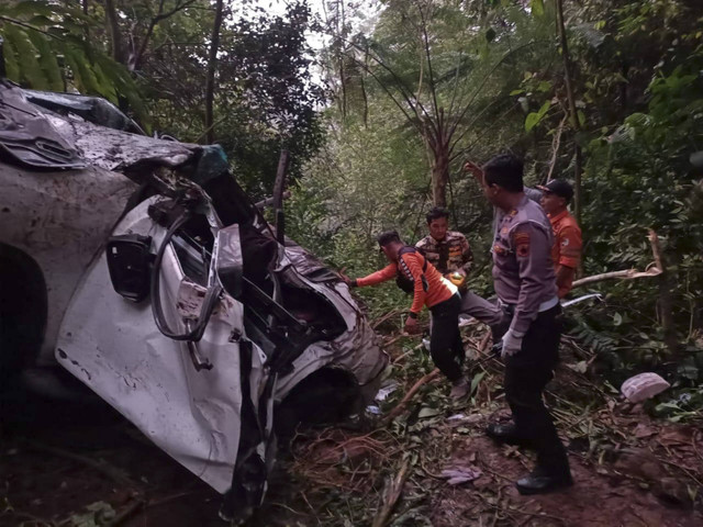 Kondisi mobil mobil Toyota Fortuner yang terjun ke jurang di jalan tembus Batang-Dieng yang akibatkan 4 orang tewas. Foto: Dok Polda Jateng