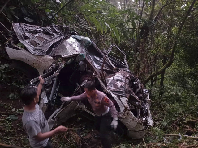 Kondisi mobil mobil Toyota Fortuner usai terjun ke jurang di jalan tembus Batang-Dieng. Foto: Dok Polda Jateng