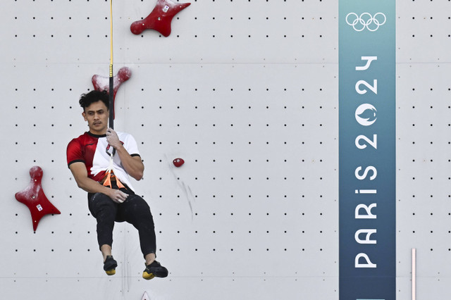 Atlet panjat tebing putra Indonesia Veddriq Leonardo usai melakukan finish saat bertanding melawan atlet Prancis Bassa Mawem pada kualifikasi nomor speed putra Olimpiade Paris 2024 di Le Bourget Climbing Venue, Paris, Prancis, Selasa (6/8/2024). Foto: Nova Wahyudi/ANTARA FOTO