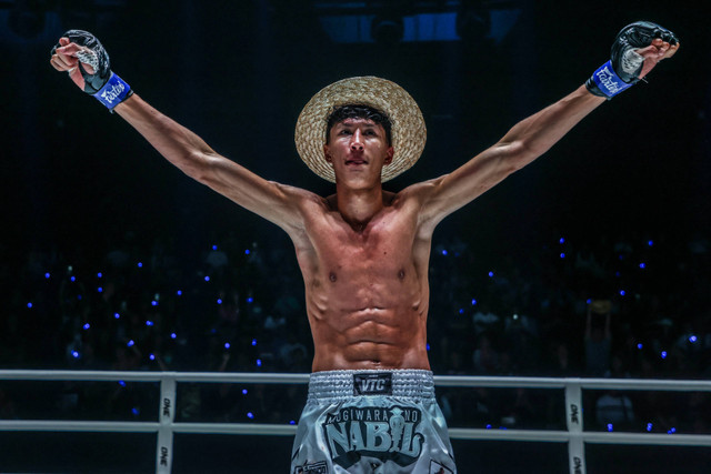 Nabil Anane, petarung yang dijuluki manusia karet karena posturnya yang menjulang, meraih kemenangan di ONE Fight Night 24. Foto: ONE Championship