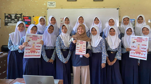 Foto bersama dengan siswi kelas 9A SMPN 2 Wiradesa dalam kegiatan pemberdayaan remaja dalam deteksi dini kanker payudara dengan SADARI