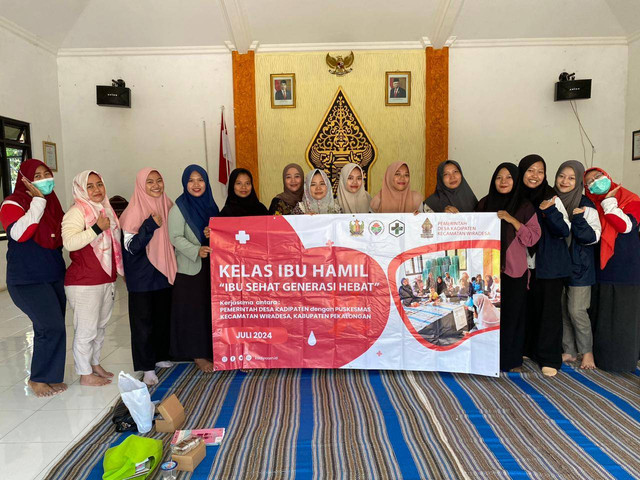 Foto bersama peserta kelas ibu hamil Desa Kadipaten dalam program pendampingan ibu hamil dalam program ASI Eksklusif melalui pijat laktasi sebagai upaya pemenuhan gizi bayi