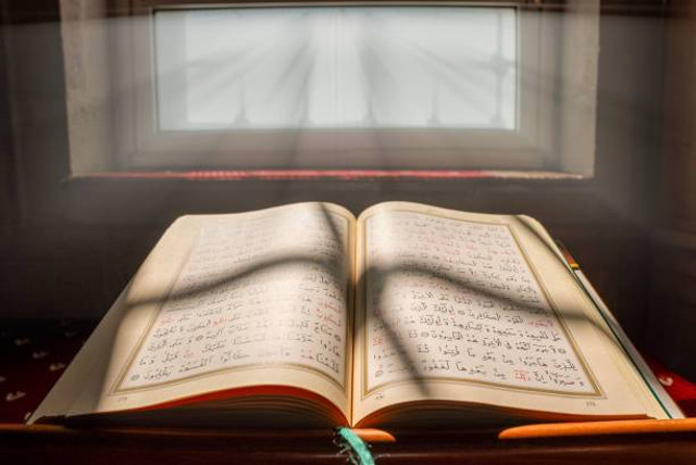 Ilustrasi Surat-Surat Pendek Al-Qur'an, Foto: Unsplash/Tamer ALKIS.