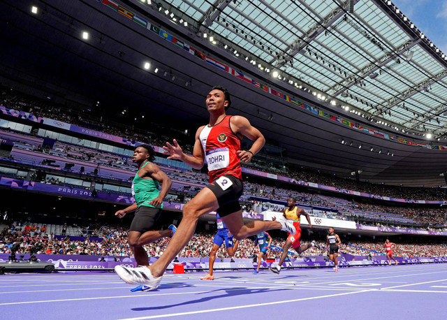 Momen Lalu Muhammad Zohri (kanan) bertanding di Olimpiade Paris 2024. Foto: REUTERS/Fabrizio Bensch