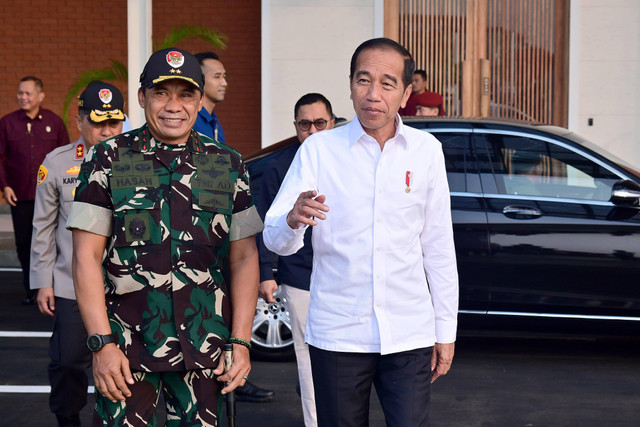 Presiden Joko Widodo berangkat ke Kabupaten Kendal untuk peresmian pabrik bahan anoda baterai lithium, Rabu (7/8/2024). Foto: Muchlis Jr/Biro Pers Sekretariat Presiden