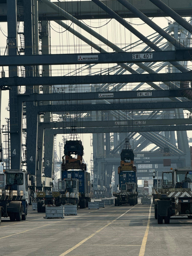 Proses Bongkar Muat Container di Terminal Petikemas Koja. Sumber: Koleksi Pribadi