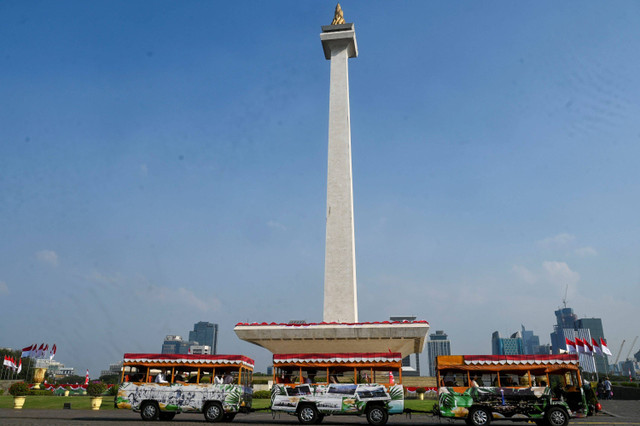 Kereta wisata melintas di kawasan Monumen Nasional (Monas), Jakarta, Selasa (6/8/2024). Foto: Muhammad Ramdan/ANTARA FOTO