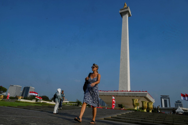 Wisatawan asing berkunjung di kawasan Monumen Nasional (Monas), Jakarta, Selasa (6/8/2024). Foto: Muhammad Ramdan/ANTARA FOTO