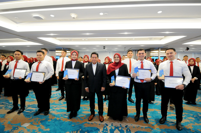 Direktur Utama BSI Hery Gunardi (tengah) bersama 151 Officer Development Program (ODP) terpilih yang bersaing ketat dengan lebih dari 13 ribu peserta seleksi periode sejak 2023. Setelah program ini, BSI akan merekrut ODP baru sebanyak 210 orang mulai September 2024. Foto: Dok. BSI