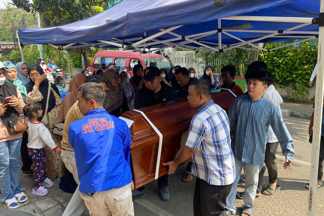 Jenazah korban laka maut jalur tembus Batang-Dieng, Suljah Herawati dan Rumy Lanuar tiba di rumah duka, Koja, Jakarta Utara, Rabu (7/8/2024). Foto: Abid Raihan/kumparan