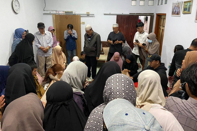 Jenazah korban laka maut jalur tembus Batang-Dieng, Suljah Herawati dan Rumy Lanuar tiba di rumah duka, Koja, Jakarta Utara, Rabu (7/8/2024). Foto: Abid Raihan/kumparan