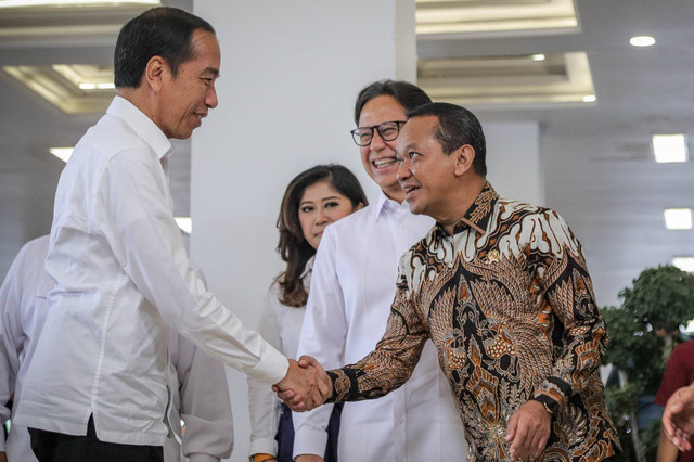 Presiden Joko Widodo berjabat tangan dengan Menteri Investasi Bahlil Lahadalia saat tiba untuk meresmikan RS PPN Panglima Besar Soedirman, Bintaro, Jakarta Selatan, Senin (19/2/2024). Foto: Jamal Ramadhan/kumparan