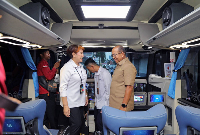 Pj gubernur Lampung, Samsudin bersama Dirut Perum Damri, Setia N. Milatia Moemin dalam peluncurkan 26 bus Damri  | Foto : Adpim