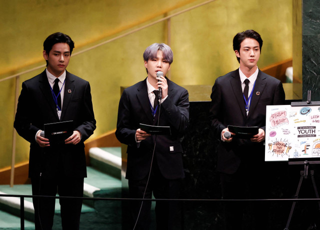 Personil Grup musik BTS Suga berbicara dalam acara SDG Moment sebagai bagian dari Debat Umum sesi ke-76 Sidang Umum Majelis Umum PBB di Markas Besar Perserikatan Bangsa-Bangsa, pada tanggal 20 September 2021 di New York. Foto: JOHN ANGELILLO / POOL / AFP