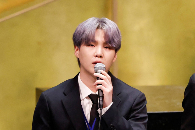 Personil Grup musik BTS Suga berbicara dalam acara SDG Moment sebagai bagian dari Debat Umum sesi ke-76 Sidang Umum Majelis Umum PBB di Markas Besar Perserikatan Bangsa-Bangsa, pada tanggal 20 September 2021 di New York. Foto: JOHN ANGELILLO / POOL / AFP