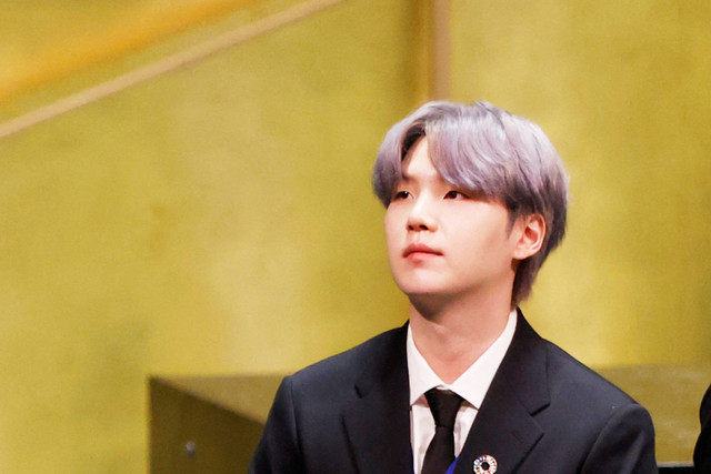 Personil Grup musik BTS Suga berbicara dalam acara SDG Moment sebagai bagian dari Debat Umum sesi ke-76 Sidang Umum Majelis Umum PBB di Markas Besar Perserikatan Bangsa-Bangsa, pada tanggal 20 September 2021 di New York. Foto: JOHN ANGELILLO / POOL / AFP