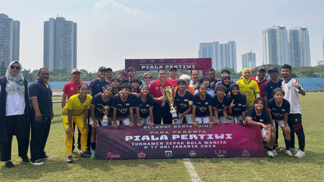 Raga Negeri Women juara 1 Turnamen Sepak Bola Wanita U-17 DKI Jakarta 2024. Foto: Aji Nugrahanto/kumparan