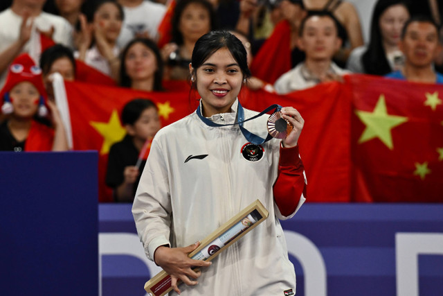 Tunggal putri Indonesia Gregoria Mariska Tunjung memegang medali perunggu saat penganugerahan medali bulu tangkis tunggal Putri Olimpiade Paris 2024 di Porte De La Chapella Arena, Paris, Prancis, Senin (5/8/2024). Foto: Wahyu Putro A/ANTARA FOTO