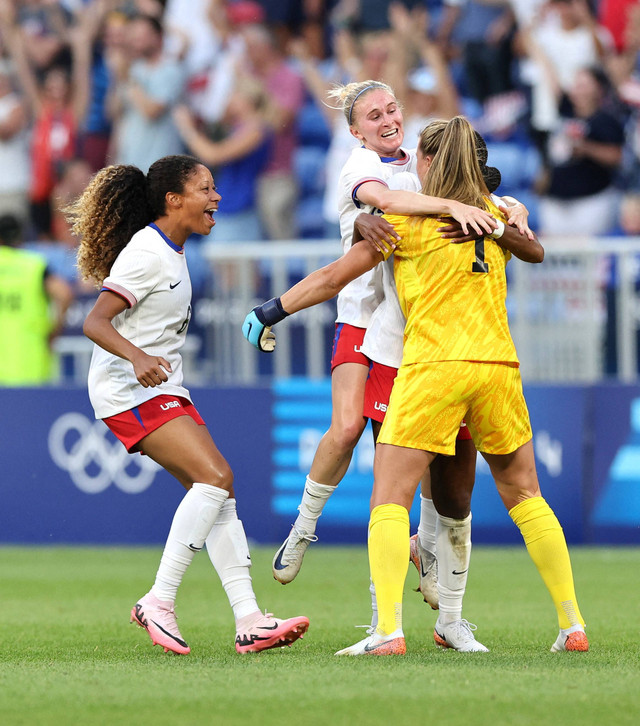 Amerika Serikat usai mengalahkan Jerman di Olimpiade Paris 2024 cabor sepak bola wanita.  Foto: NIR ELIAS/Reuters