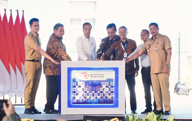 Presiden Joko Widodo (Jokowi) meresmikan pabrik Anoda Indonesia BTR New Energy di Kabupaten Kendal, Jawa Tengah. Foto: Dok. Istimewa