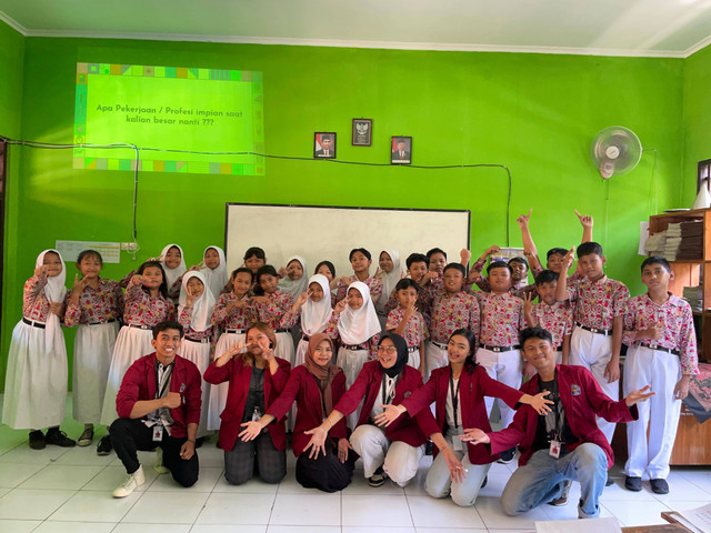 foto bersama siswa kelas 6 SDN 5 Jatisrono