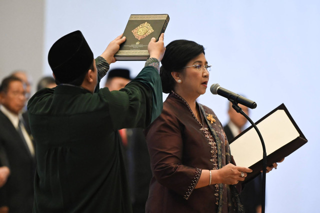 Deputi Gubernur Senior Bank Indonesia Destry Damayanti (kanan) mengucapkan sumpah jabatan saat pelantikannya di Mahkamah Agung, Jakarta, Rabu (7/8/2024). Foto: Fauzan/ANTARA FOTO