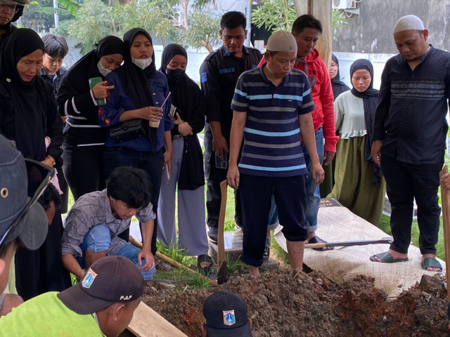 Suasana pemakaman korban laka maut jalur tembus Batang-Dieng, Sulfi dan Rumy di TPU Tegal Kunir, Jakarta Utara pada Rabu (7/8/2024). Foto: Abid Raihan/kumparan