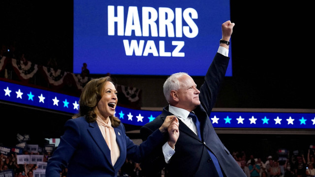 Calon presiden dari Partai Demokrat Kamala Harris dan pasangannya yang baru terpilih sebagai wakil presiden Gubernur Minnesota Tim Walz bereaksi saat mereka mengadakan kampanye di Philadelphia, Pennsylvania, AS, 6 Agustus 2024. Foto: REUTERS/Elizabeth Frantz