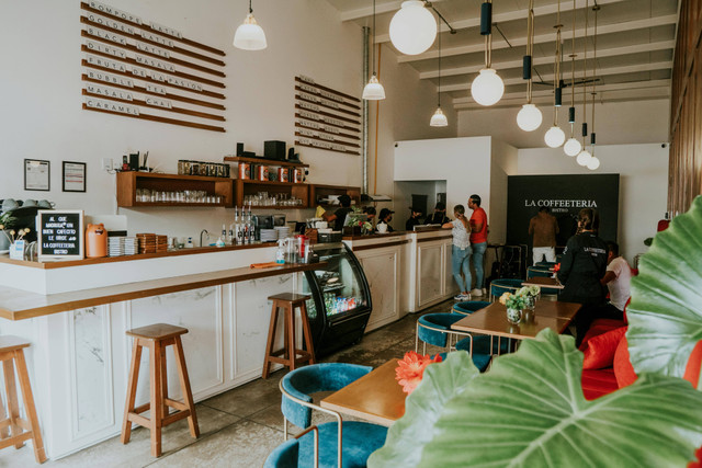 Cafe Tanjung Priok. Foto hanya sebagai ilustrasi, bukan tempat sebenarnya. Sumber: Pexels/Amar Preciado.