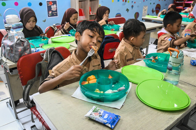 Siswa menyantap makanan saat uji coba pelaksanaan program makan bergizi gratis di SDN 5 Sukasari, Kota Tangerang, Banten, Rabu (7/8/2024). Foto: Sulthony Hasanuddin/ANTARA FOTO 