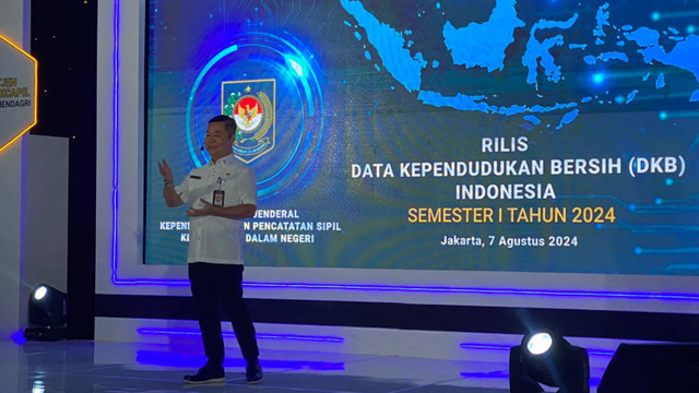 Dirjen Dukcapil Teguh Setyabudi berpidato pada rilis Data Kependudukan Bersih semester 1 tahun 2024 di Hotel Borobudur, Jakarta, Rabu (7/8/2024).  Foto: Abid Raihan/kumparan