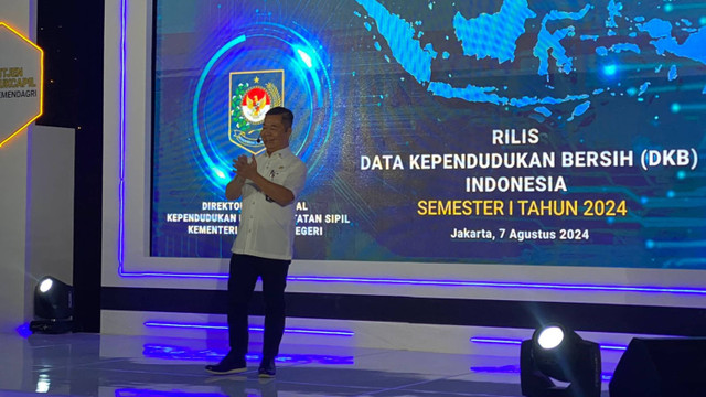 Dirjen Dukcapil Teguh Setyabudi berpidato pada rilis Data Kependudukan Bersih semester 1 tahun 2024 di Hotel Borobudur, Jakarta, Rabu (7/8/2024).  Foto: Abid Raihan/kumparan