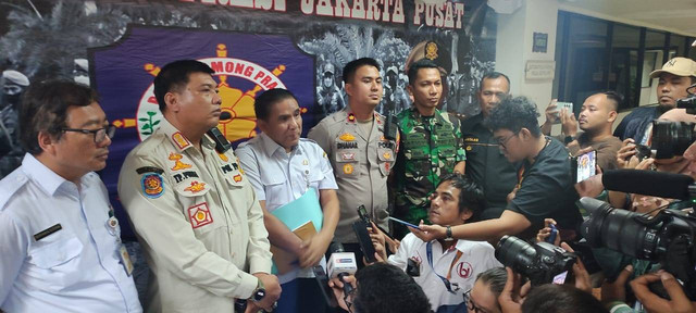 Satpol PP, Polsek Sawah Besar, dan Suku Dinas Pariwisata saat menyampaikan keterangan terkait acara transgender di Hotel Orchardz, Jakarta, Rabu (7/8). Foto: Rachmadi Rasyad/kumparan