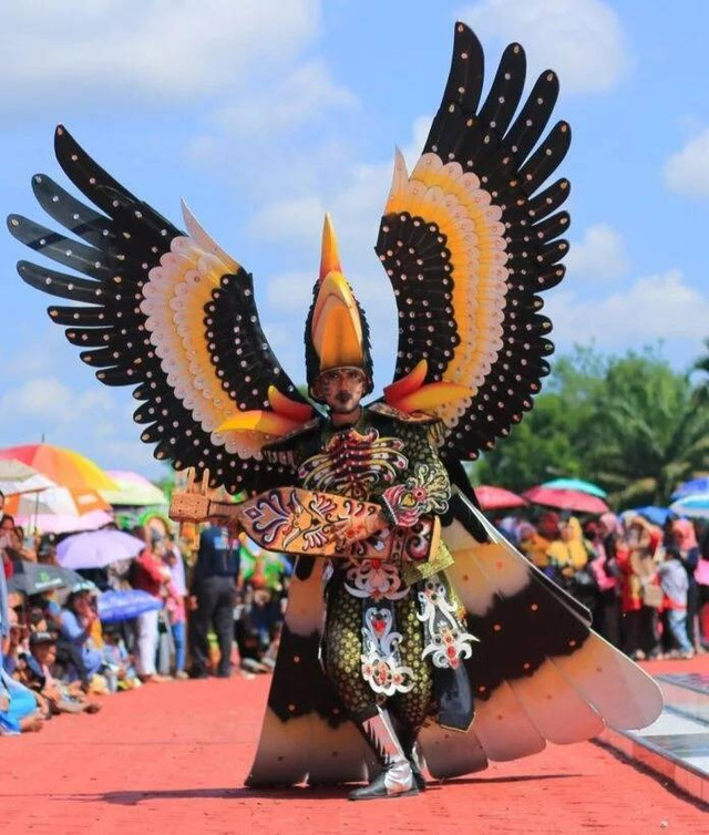 Berbagai keunikan kostum yang ditampilkan di Karnaval Tenun Sambas. Foto: Instagram/@adtkucil22_