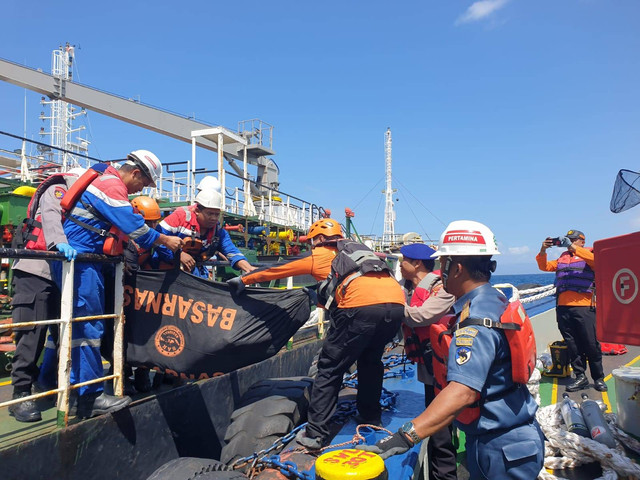 Evakuasi kapal tanker terbakar di Perairan Bali, Rabu (7/8). Foto: Dok. Polres Karangasem 