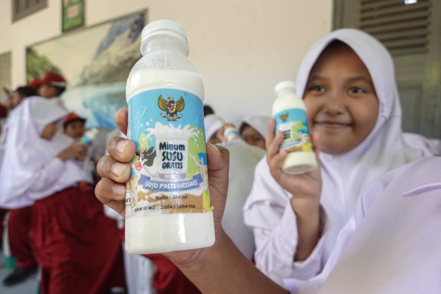 Sejumlah siswa mendapatkan susu sapi murni gratis dalam acara uji coba gerakan minum susu di SD Negeri 1 Sudagaran, Banyumas, Jawa Tengah, Senin (5/8/2024). Foto: Idhad Zakaria/ANTARA FOTO