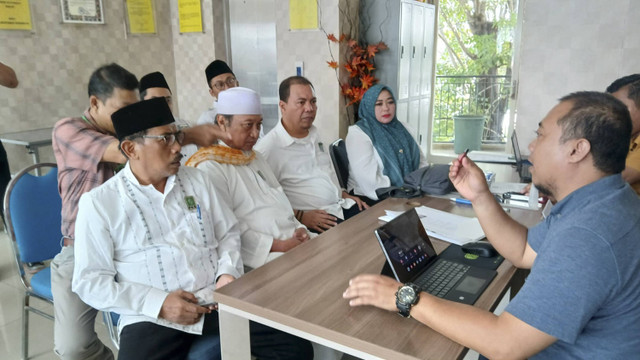 Ketua DPC Surabaya, Musyafak Rouf, beserta jajarannya melaporkan eks Sekjen PKB, Muhammad Lukman Edy, ke Polrestabes Surabaya, Rabu (7/8/2024). Foto: Farusma Okta Verdian/kumparan