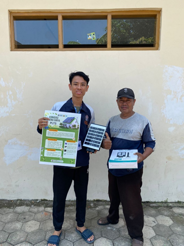 Gambar 1. Penyerahan lampu panel surya dan edukasi ke warga desa