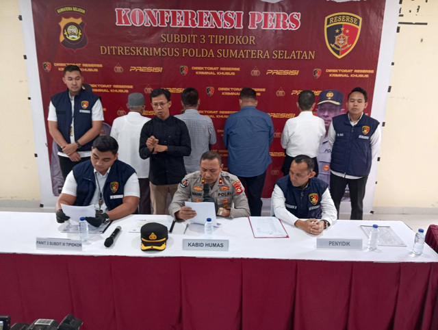 Polda Sumsel saat melakukan konferensi pres kasus dugaan korupsi di BUMD PT SP2J Palembang, Foto : Ist