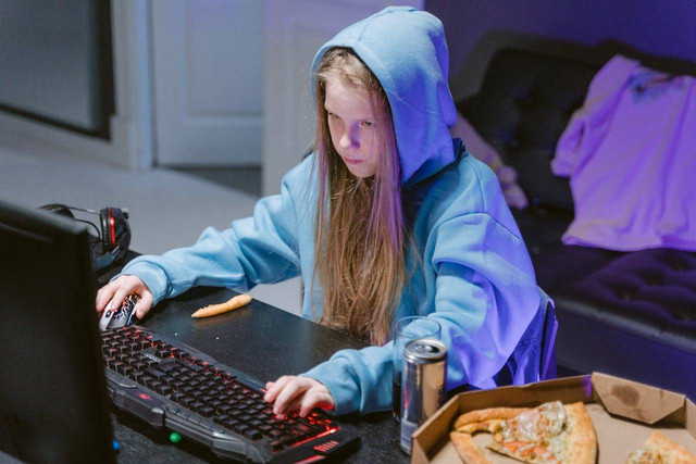 Cara menyelesaikan misi run with a jet girl di Sakura School Simulator. Foto hanya ilustrasi, bukan yang sebenarnya. Sumber: Pexels/Tima Miroshnichenko
