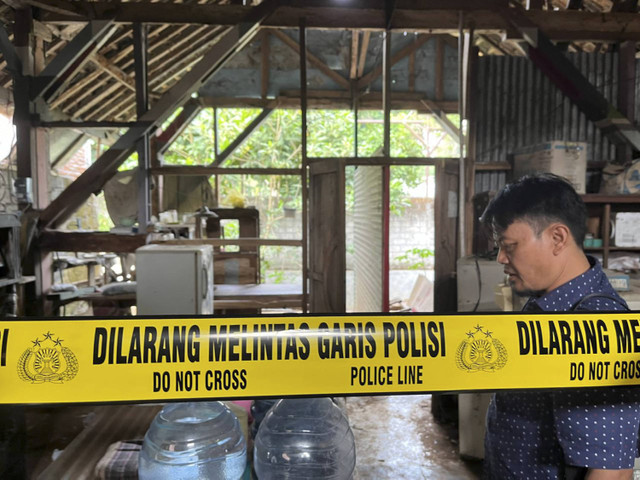 Polisi mendatangi TKP bapak kucing di Gunungpati Semarang yang makan daging kucing. Foto: Intan Alliva/kumparan