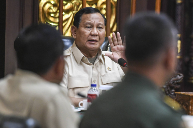 Menteri Pertahanan Prabowo Subianto memberikan pembekalan kepada tenaga kesahatan TNI yang akan menjalankan misi kemanusiaan di Timur Tengah di Kementerian Pertahanan, Jakarta, Rabu (7/8/2024). Foto: Hafidz Mubarak A/Antara Foto 