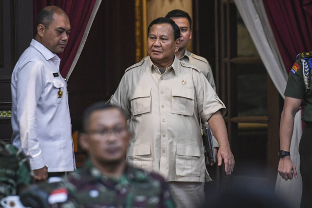 Menteri Pertahanan Prabowo Subianto (tengah) berjalan untuk memberikan pembekalan kepada tenaga kesahatan TNI yang akan menjalankan misi kemanusiaan di Timur Tengah di Kementerian Pertahanan, Jakarta, Rabu (7/8/2024). Foto: Hafidz Mubarak A/Antara Foto 