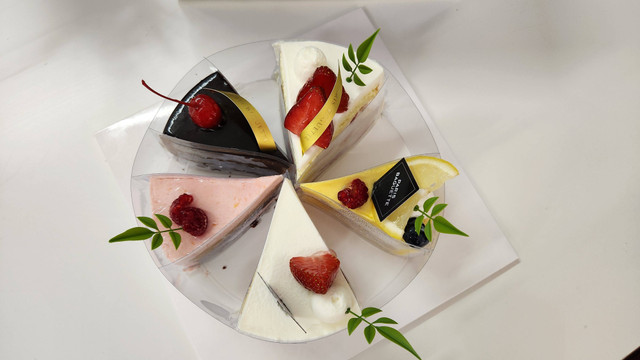 Aneka varian sliced cake dari Paris Baguette. Foto: Azalia Amadea/kumparan 