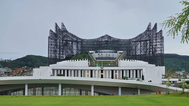 Kondisi lapangan upacara yang akan digunakan pada HUT ke-79 RI di kawasan Istana Kepresidenan IKN, Rabu (7/8/2024). Foto: Ikhwanul Habibi/kumparan